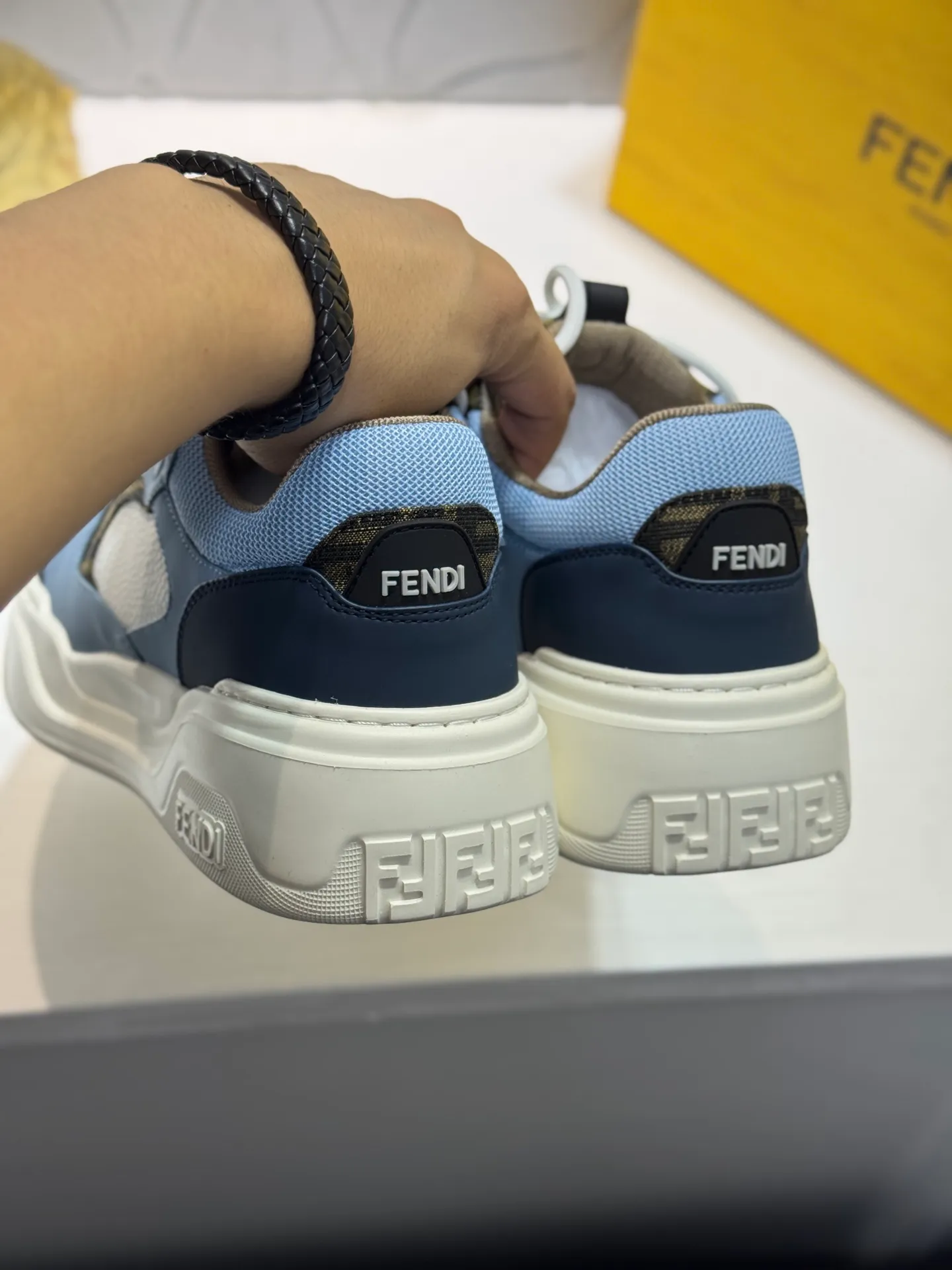 Men's men's shoes 💰560 [New style] 🦥🦥FENDI Fendi high version latest Force series calfskin FF mesh round toe thick sole low-top sports sneakers, these Force lace-up low-top shoes. Made of white full-grain leather and white and brown smooth leather. Padded. Brown FF jacquard and yellow technical fabric details. Lightweight and thick white sole with FF pattern details on the toe and heel ✔️Fabric: Imported first-layer cowhide breathable mesh ✔️Inner lining: Customized breathable mesh ✔️Sole: Open-molded rubber foam material ✔️Sole thickness: 7CM Size: #Men's 38-44 (45 is custom-made and cannot be returned or exchanged
